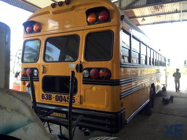 Ba chiếc xe chở khách kiểu  “school bus” của Mỹ tình cờ được tìm thấy ở Tiền Giang và gắn biển số địa phương có đầu 63B. Ảnh: Một chiếc school bus của hãng Blue Bird thuộc model TC/2000 mang biển số Tiền Giang. Đầu và đuôi xe có rất nhiều đèn chiếu sáng và đèn tín hiệu.